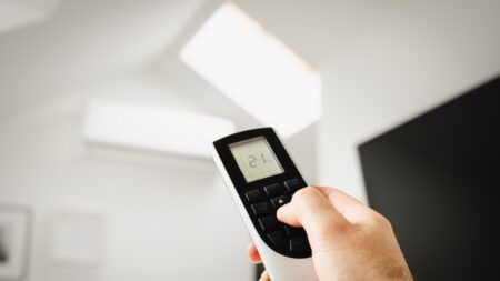 Klimatizaci „připravenou k montáži“ si sám nenainstalujete. Prodejci vám zatajují, co všechno musí udělat certifikovaný technik