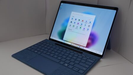 Ani Microsoft nedokázal rozchodit Windows 11 s 8 GB RAM. Nový Surface za 23 tisíc Kč mu zamrzá při běžné práci