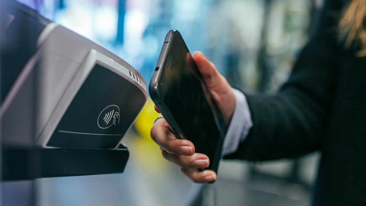 Jedna špatná volba u terminálu v zahraničí vás stojí až 15 % z každé platby. Spousta Čechů ji dělá automaticky
