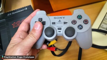Sony nacpalo celý PlayStation 1 do ovladače. Fungoval na 4 tužkové baterie 20 hodin, ale zabil ho spor o 2,50 Kč