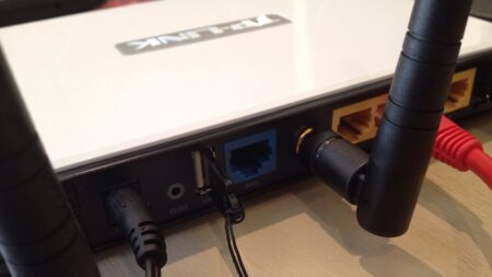 USB port na zadní straně routeru má funkci, kterou skoro nikdo nepoužívá. Ušetří vám za cloud i za tiskárnu