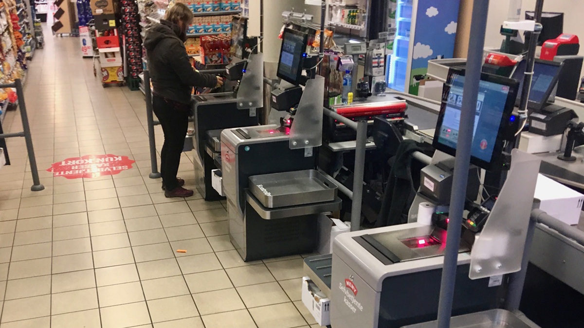 Kaufland vás natáčí u pokladen a obraz vysílá na velký monitor nad hlavou. „Váš PIN si přečte kdokoliv,“ varuje expert