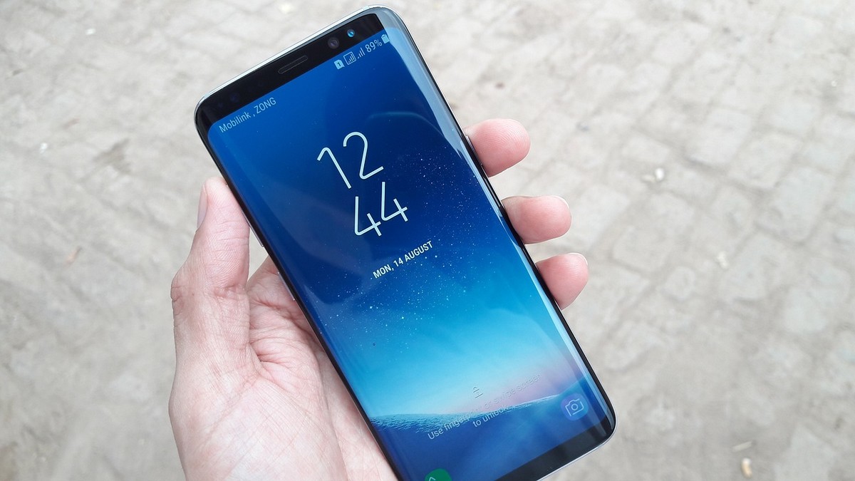 Samsung ukázal displej, který měří tlak i tep pouhým přiložením prstu. Chytré hodinky tak možná ztratí smysl