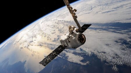 Amerika schválila satelit, který bude v noci osvětlovat Zemi odraženým slunečním světlem. Kritici bijí na poplach