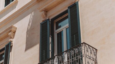 Solární panel na balkón vyrobí dost proudu i pro klimatizaci v největších vedrech. Střechu nepotřebujete