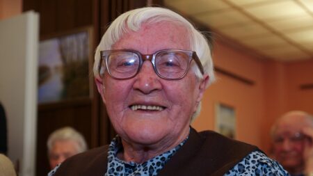 Od 55 let máte nárok na bezplatnou slevovou kartu. Ušetříte až 2 000 Kč měsíčně nejenom v lékárnách