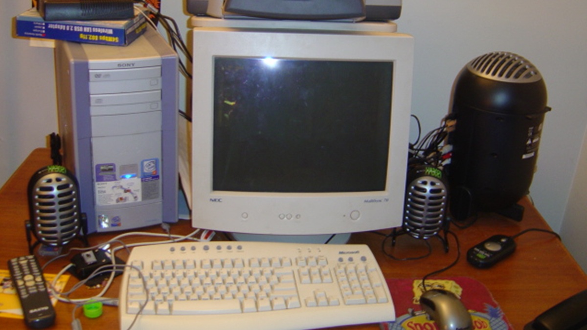 Deska z roku 2006, DDR1 paměť a AGP grafika. Windows 11 běží na starém PC, i když to dle Microsoftu nemělo jít