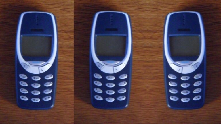 Starý telefon, modrá Nokia 3310