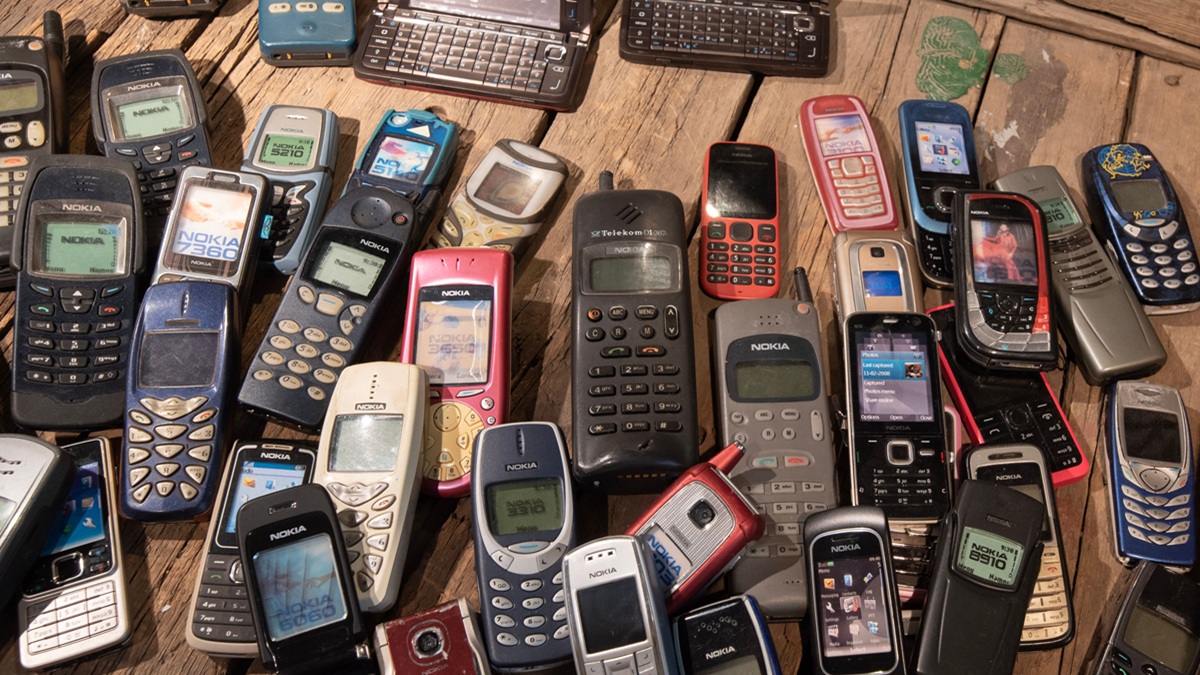 Češi mají často v šuplíku poklad za tisíce korun. Alza i jiné e-shopy vykupují staré telefony