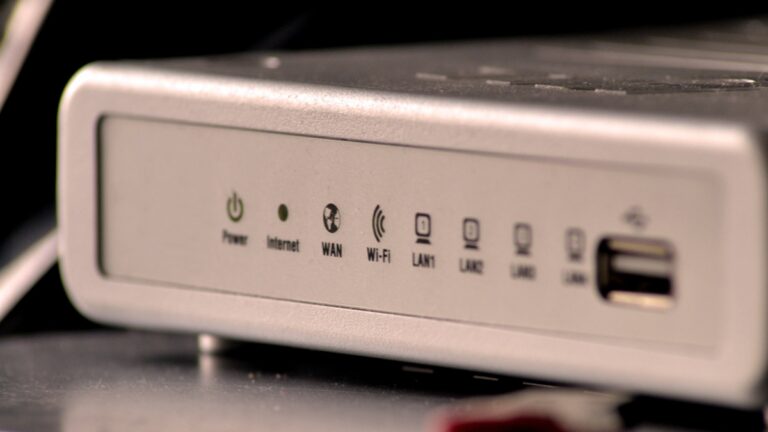 Stříbrný Wi-Fi router