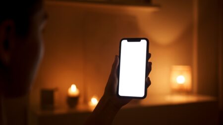 Telefony s jasem 10 000 nitů jsou podvod na papíře. Reálně svítí úplně stejně jako ty za poloviční cenu