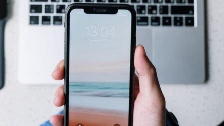 Nabíjíte iPhone na 100 %? Ničíte si baterii. Apple má funkci, kterou nezapíná každý, a přitom mu ušetří peníze