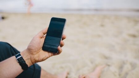 Položíte mobil na ručník u moře a baterie telefonu se už nikdy nevzpamatuje. Čechům do toho ale nikdo kecat nesmí