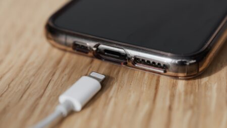 Telefon nejde nabít a vy hned kupujete novou nabíječku nebo necháváte měnit baterii. Často za to může jenom prach