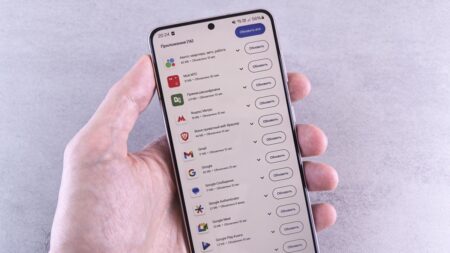 Telefon se vybíjí rychleji než obvykle a hřeje. Hackeři se často sami prozradí, že v něm hospodaří místo vás