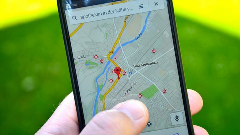 Telefon, navigace, v ruce