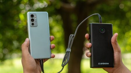 Telefon nabijete i bez nabíječky a powerbanky. Stačí „zneužít“ klidně cizí s reverzním nabíjením