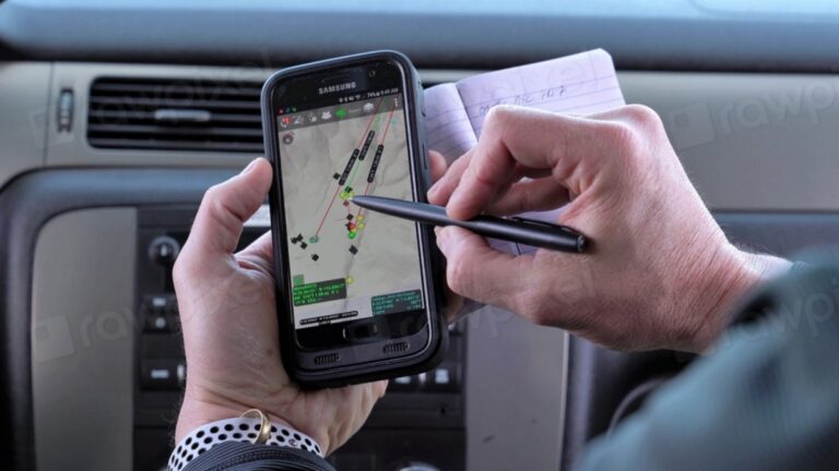Telefon Samsung, aplikace navigace, telefon v ruce