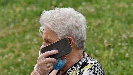 „Nezvedejte čísla s předvolbou +44 ani +31.“ Podvodníci okamžitě zkusí získat vzdálený přístup k telefonu i k bankovnictví