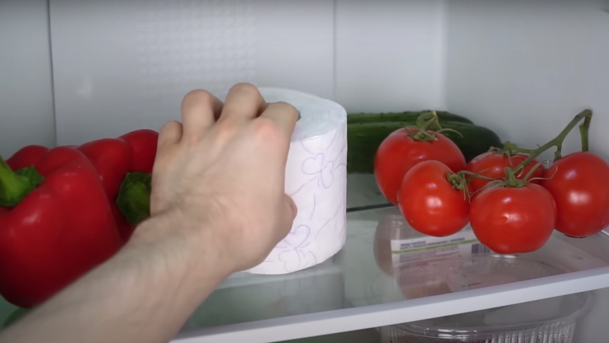 Dejte do lednice roli toaletního papíru. Zní to absurdně, ale funguje to proti zápachu i vlhkosti a stojí to pár korun