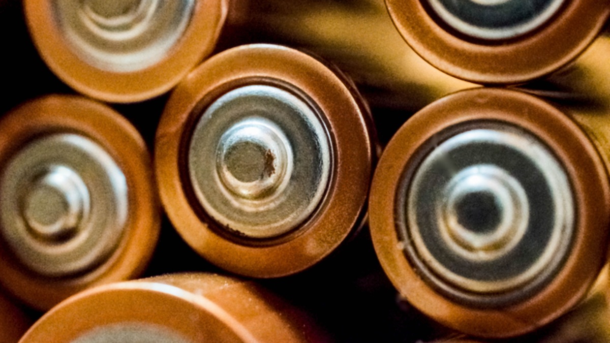 Baterie, magnet a kus drátu. Nadšenec postavil elektrický motor na kuchyňském stole. Opravdu funguje