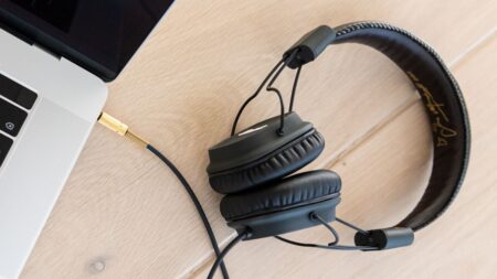 Stále více lidí se vrací k drátovým sluchátkům, která se „všude motají“. Kvalita zvuku je nekompromisně lepší než u Bluetooth