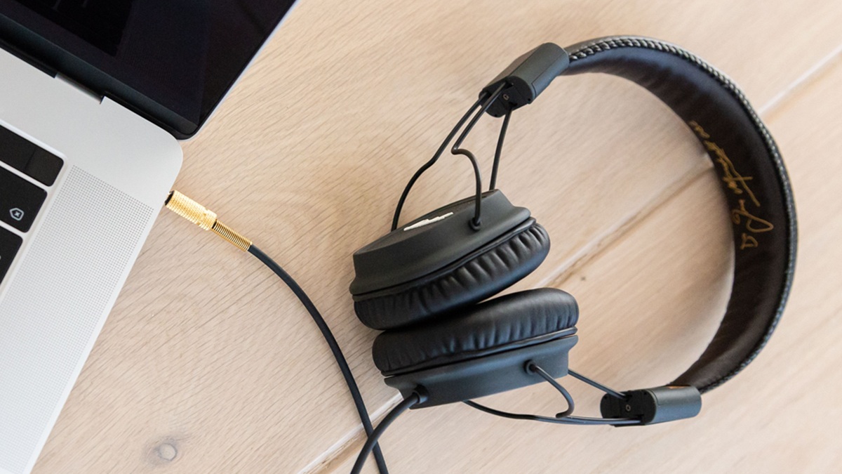 Stále více lidí se vrací k drátovým sluchátkům, která se „všude motají“. Kvalita zvuku je nekompromisně lepší než u Bluetooth