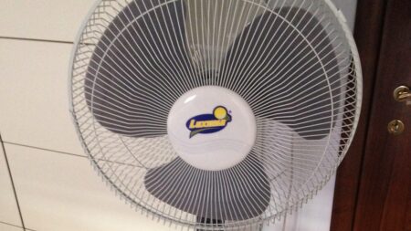 Ventilátor k oknu nedávejte, chladí hůře. Stačí ho odsunout o metr a fyzika udělá zbytek za vás