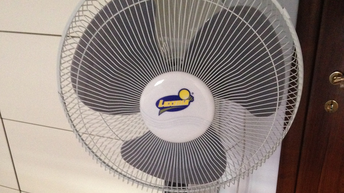 Ventilátor k oknu nedávejte, chladí hůře. Stačí ho odsunout o metr a fyzika udělá zbytek za vás
