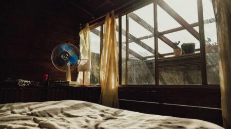 Mokré prostěradlo před ventilátorem srazí teplotu v bytě o několik stupňů. Klimatizaci ani nekupujte