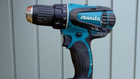 Makita z Aliexpressu za třetinu ceny vypadá jako originál. Po rozebrání jsme zjistili, jak moc výrobce šetřil