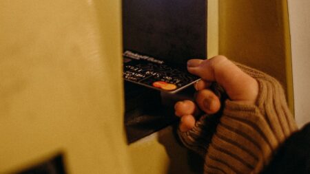Na bankomatu našli zařízení, které kopíruje karty. Policie varuje: „Než kartu zasunete, zkontrolujte slot“