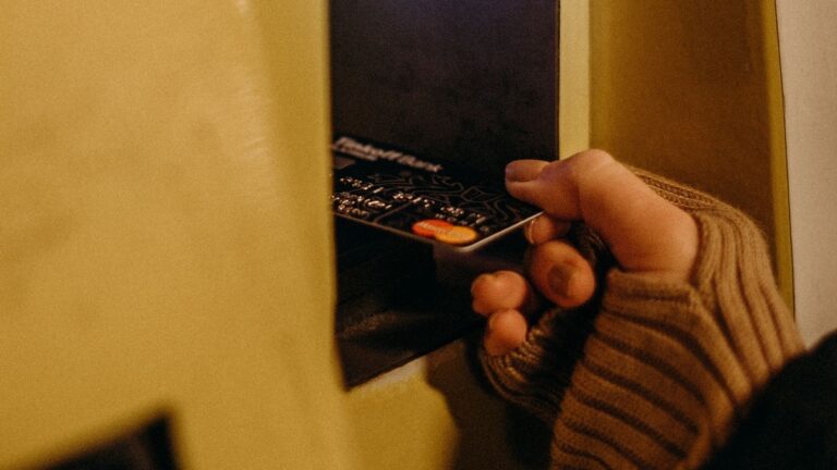Na bankomatu našli zařízení, které kopíruje karty. Policie varuje: „Než kartu zasunete, zkontrolujte slot“