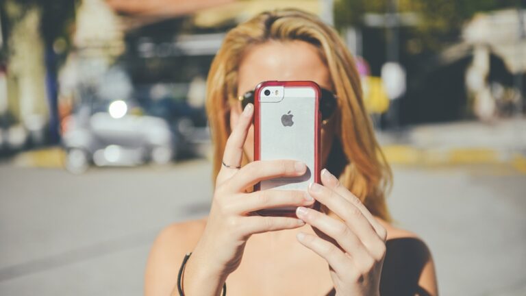 Žena s telefonem iPhone fotí