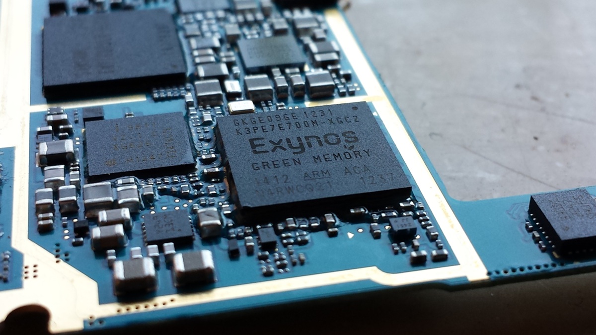 Samsung vykoumal, jak zrychlit AI čipy o desítky procent. Tajemství se skrývá v kabeláži, na kterou nikdo nemyslel