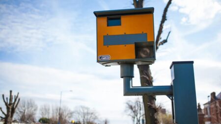 Nový „státní šmírák“ se šíří Evropou, ani o tom nevíte. Nové AI radary poznají přes čelní sklo telefon i nepřipoutané pásy