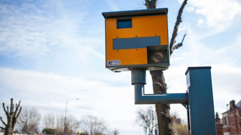 AI radar sledující řidiče zvenčí