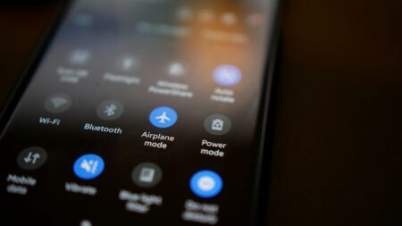 Režim letadlo sice zkrátí dobu nabíjení, ale test ukázal, že minimálně. Existuje ještě mnohem způsob