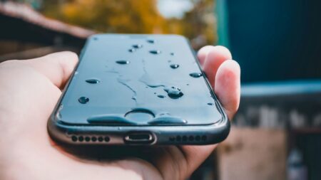 Fólie na displej odolná jako Gorilla Glass, ale ohebná jako plast. Korejci mají patent na novinku a chystají masovou výrobu