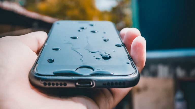 Android telefon, ochranné sklo, voda