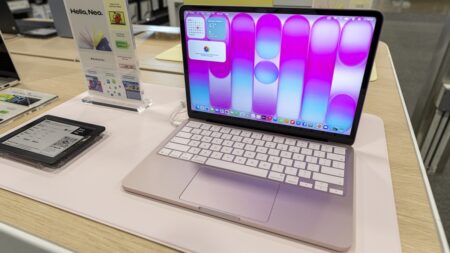MacBook za 349 Kč měsíčně a iPhone 17 za polovinu ceny. Začal pronájem, který nemá konkurenci