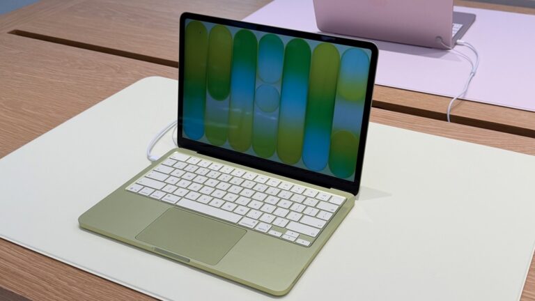 Apple MacBook Neo, otevřený