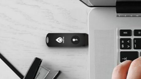 Heslo samo o sobě nestačí, hackeři ho prolomí za minuty. USB klíč za 550 Kč ochrání účty lépe než SMS kódy