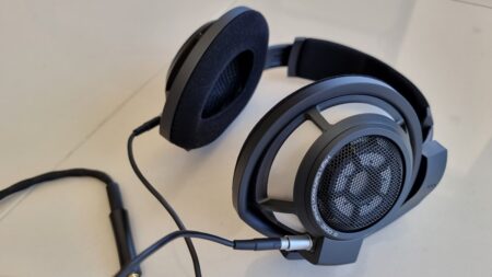 Už dávno je každý vyhodil, dnes se vrací do módy ve velkém. Není to náhoda, drátová sluchátka jsou lepší než bluetooth