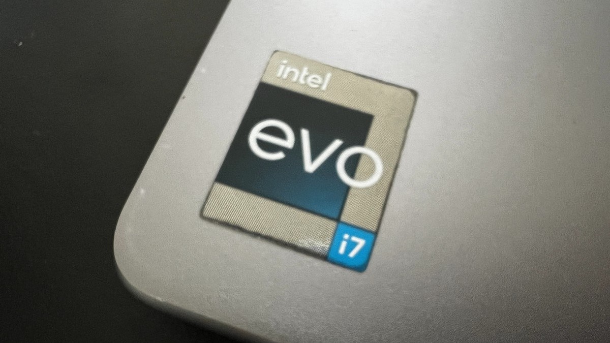 Nálepky Intel a Nvidia na notebooku vás štvou, ale výrazně snižují cenu. Buďte rádi, že tam jsou