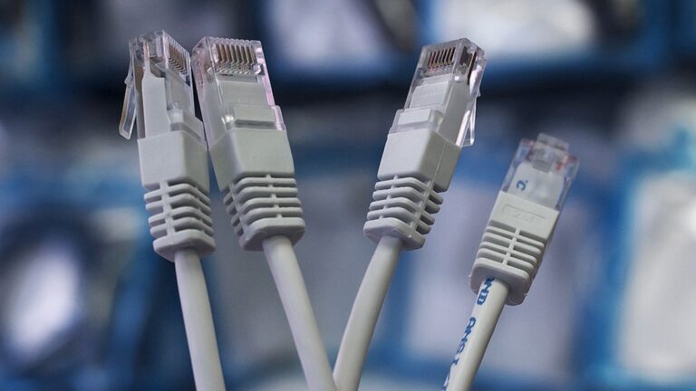 Internet, síťový ethernetový kabel šedý