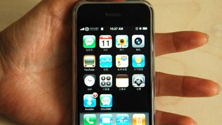 iPhone první generace z roku 2007, starý telefon