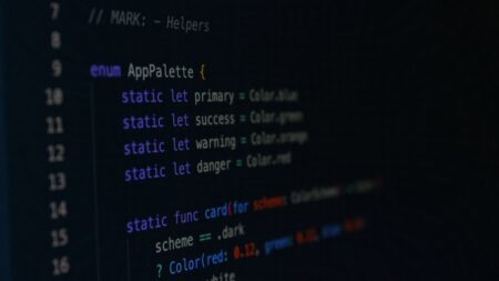 „Azbest IT světa“: 70 % světových transakcí běží na programovacím jazyce z roku 1959. Nikdo ho neumí nahradit