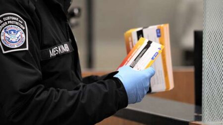 Kontroly telefonů v USA přitvrdily. Nově vám i vytáhnou SIM kartu a zkopírují ji. Odmítnout nemůžete, jinak vás nepustí