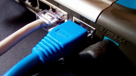 Kabel zaseknutý v notebooku nedostal ven, tak ho v panice ustřihl. Výsledek musíte vidět, aby vám to došlo